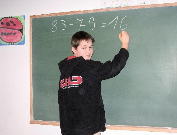 Rechenschwache Kinder mit Dyskalkulie haben oft gro&szlig;e Schwierigkeiten mit unserem Stellenwertsystem.